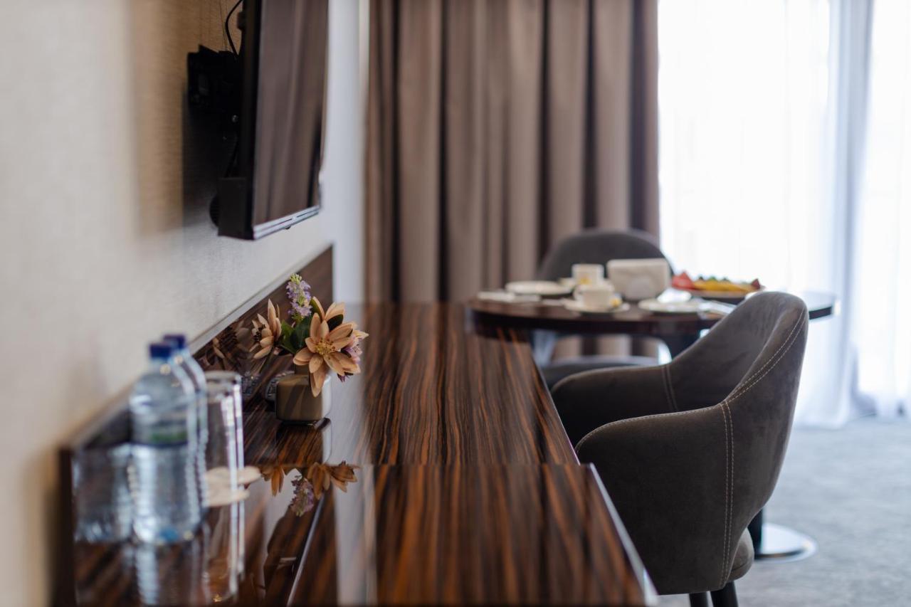 Hotel Monarch Batumi Esterno foto