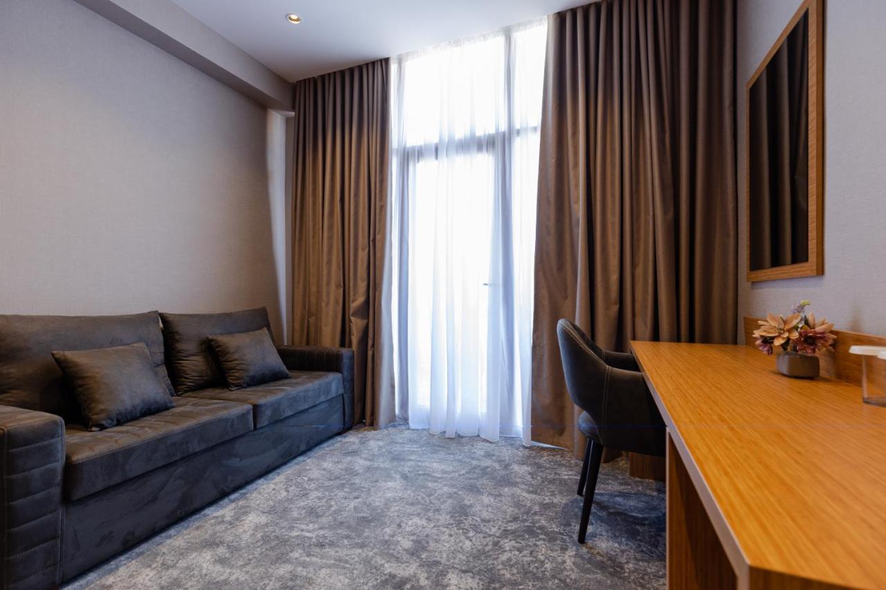 Hotel Monarch Batumi Esterno foto