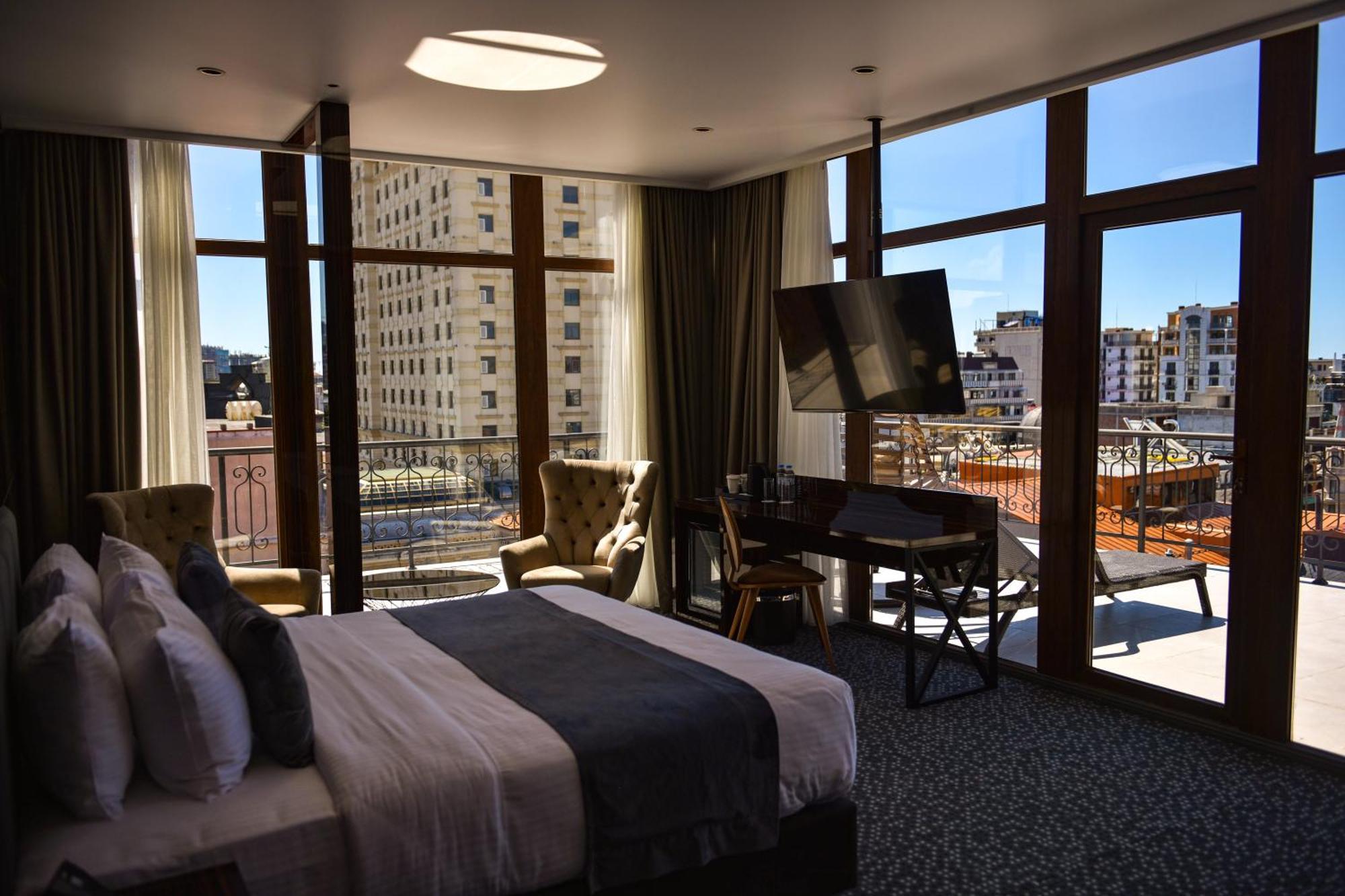 Hotel Monarch Batumi Esterno foto