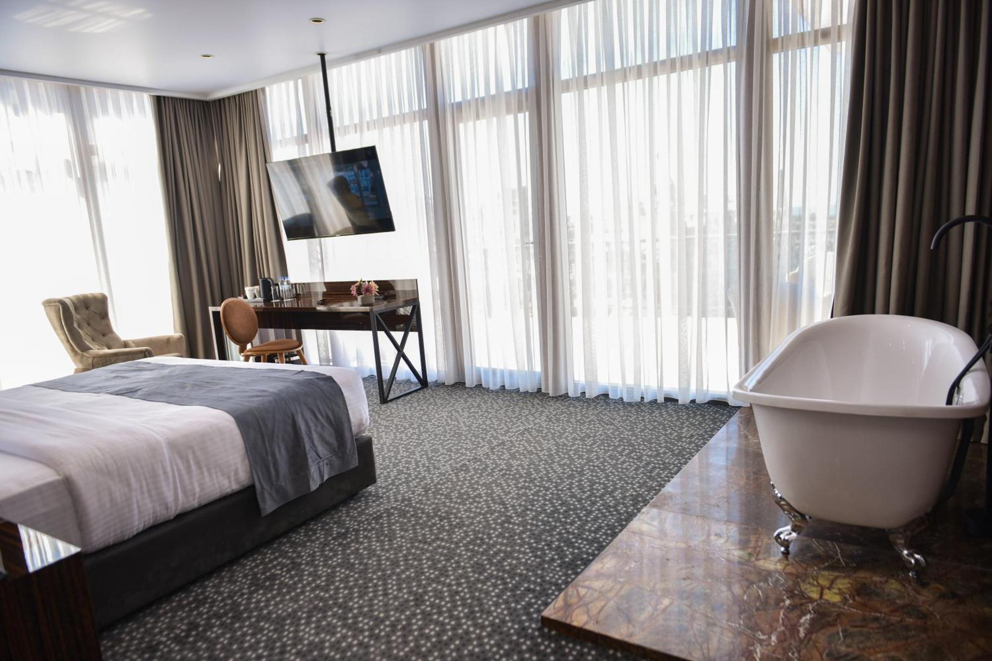 Hotel Monarch Batumi Esterno foto