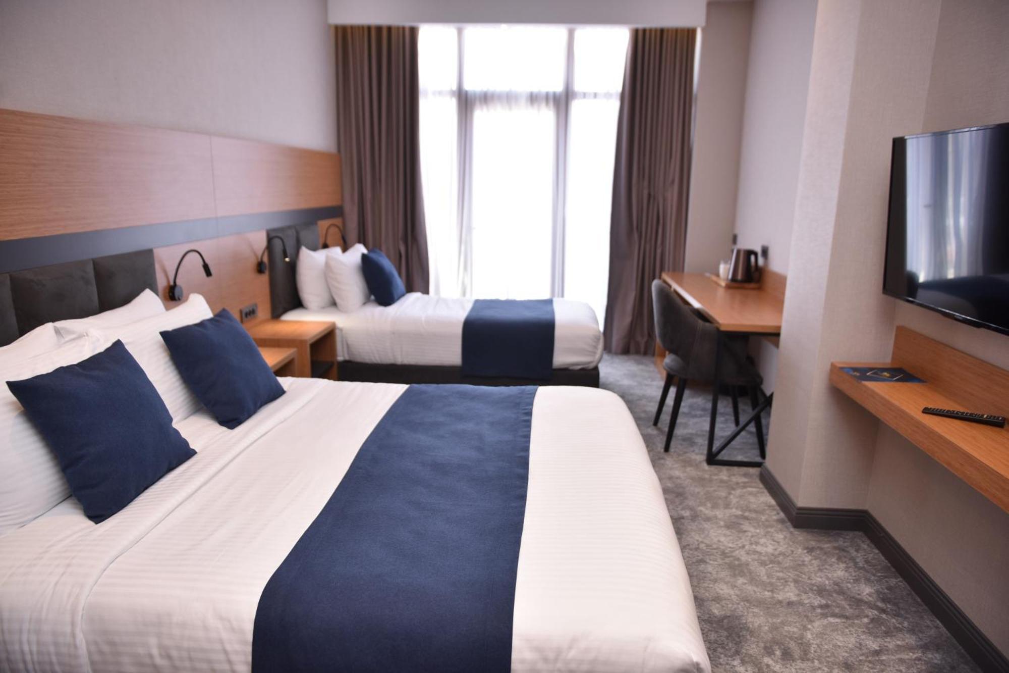 Hotel Monarch Batumi Esterno foto