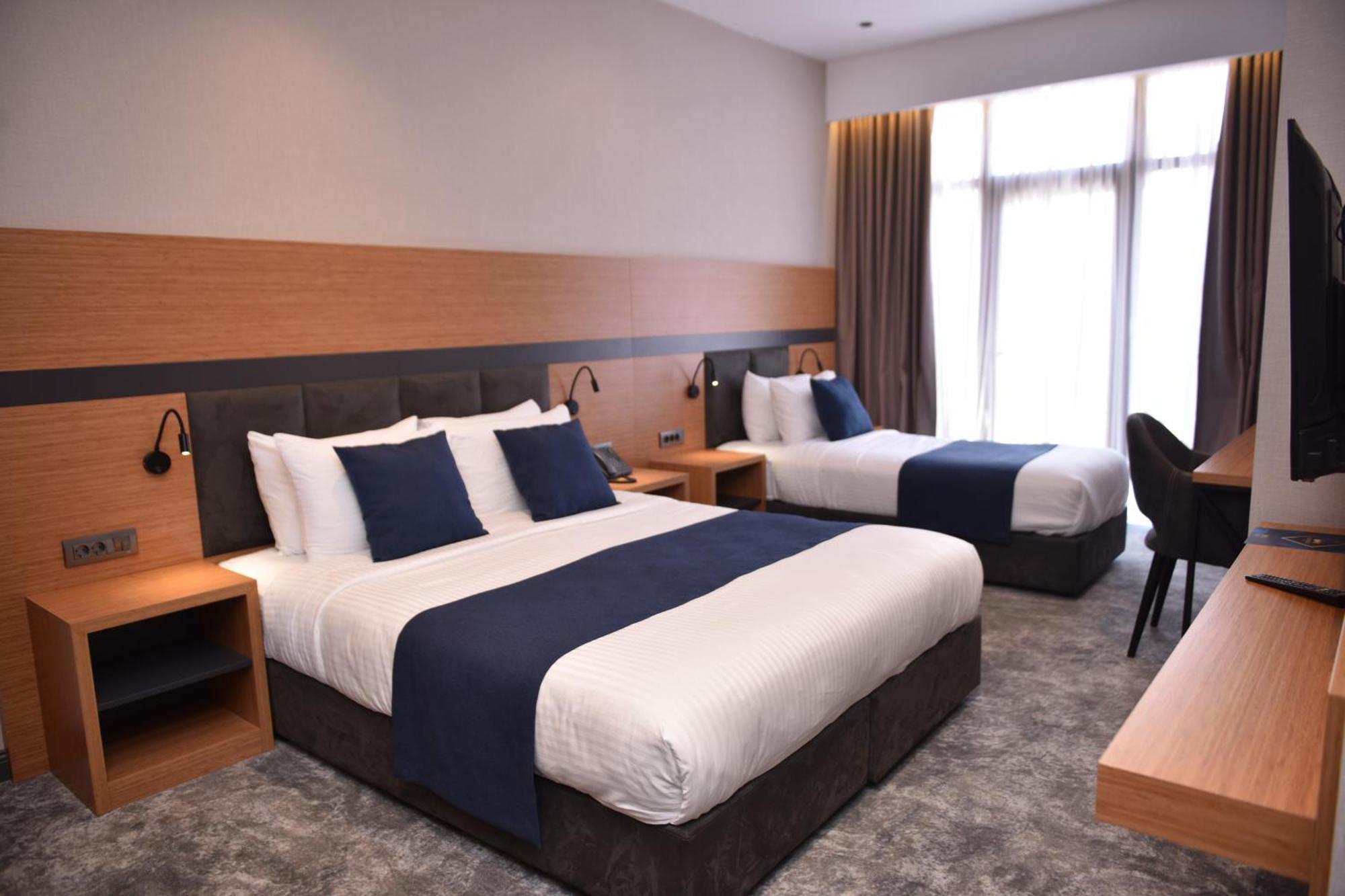 Hotel Monarch Batumi Esterno foto