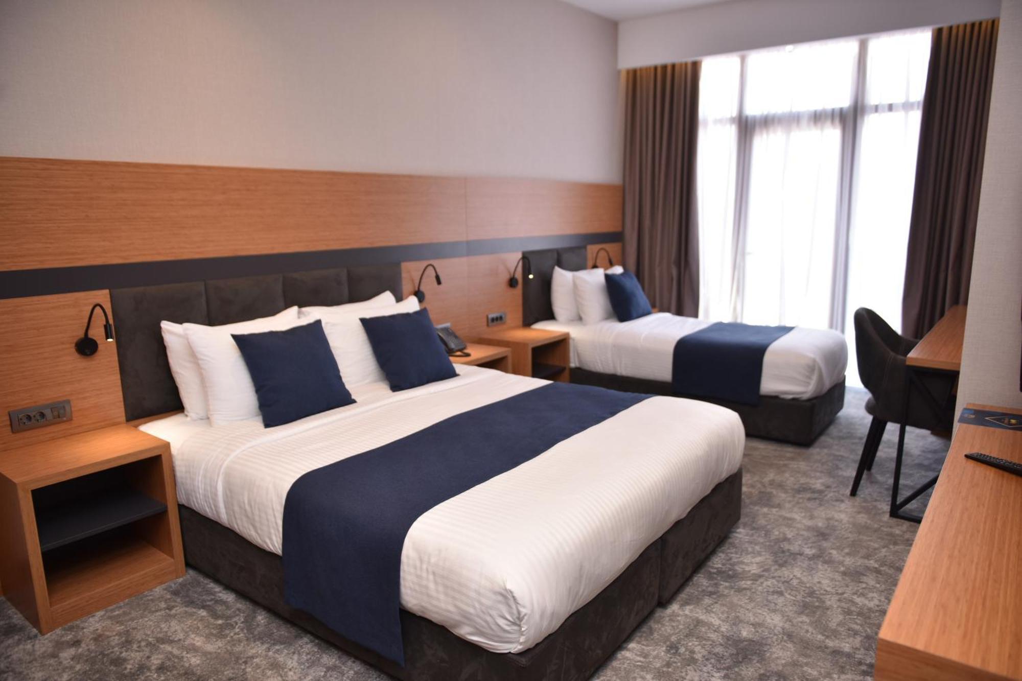 Hotel Monarch Batumi Esterno foto