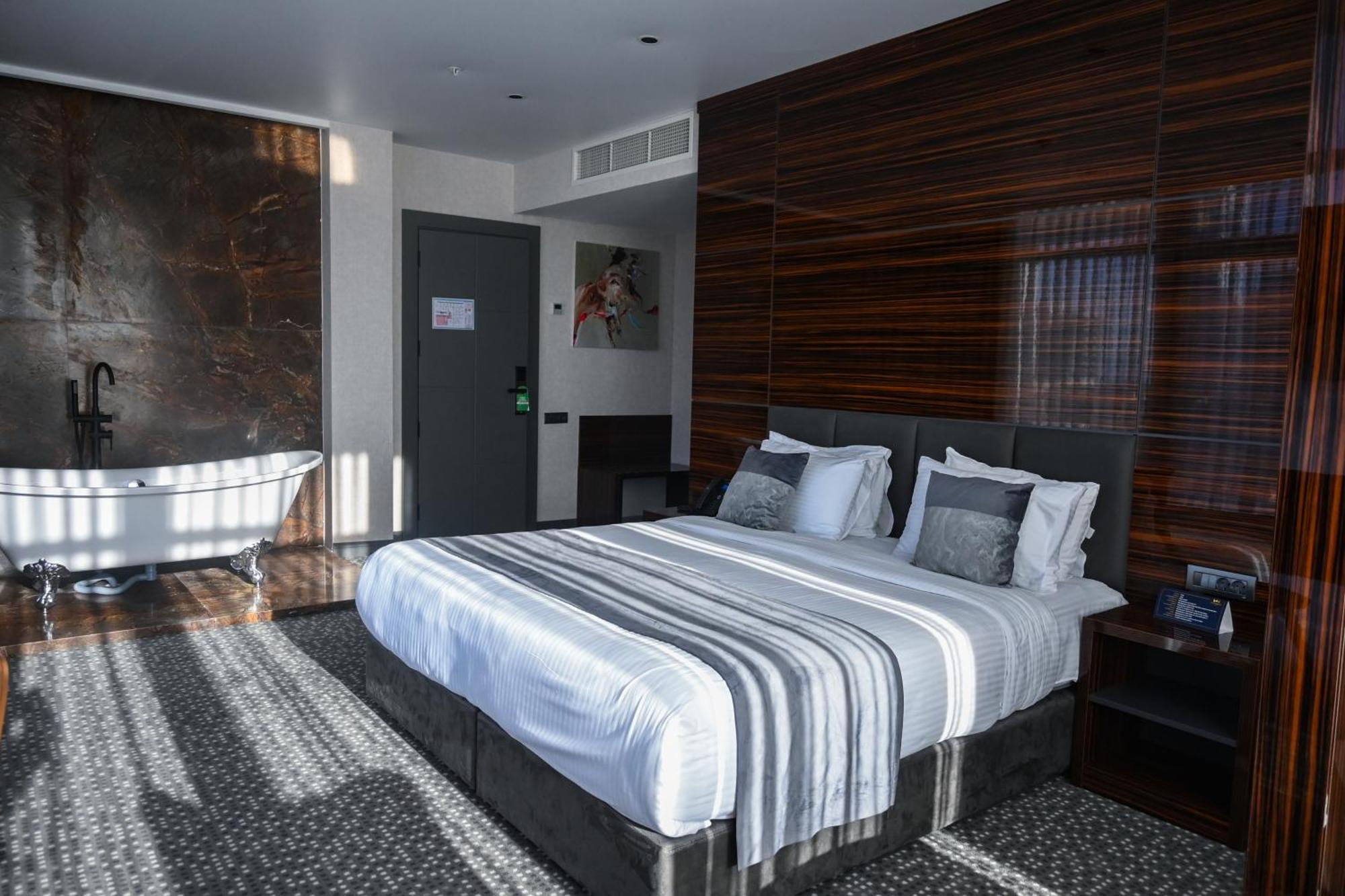 Hotel Monarch Batumi Esterno foto
