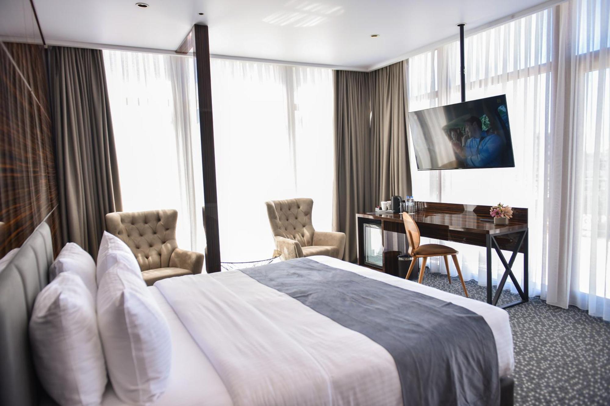 Hotel Monarch Batumi Esterno foto