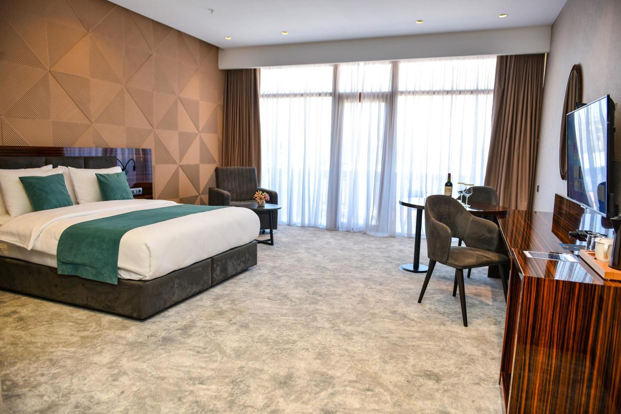 Hotel Monarch Batumi Esterno foto