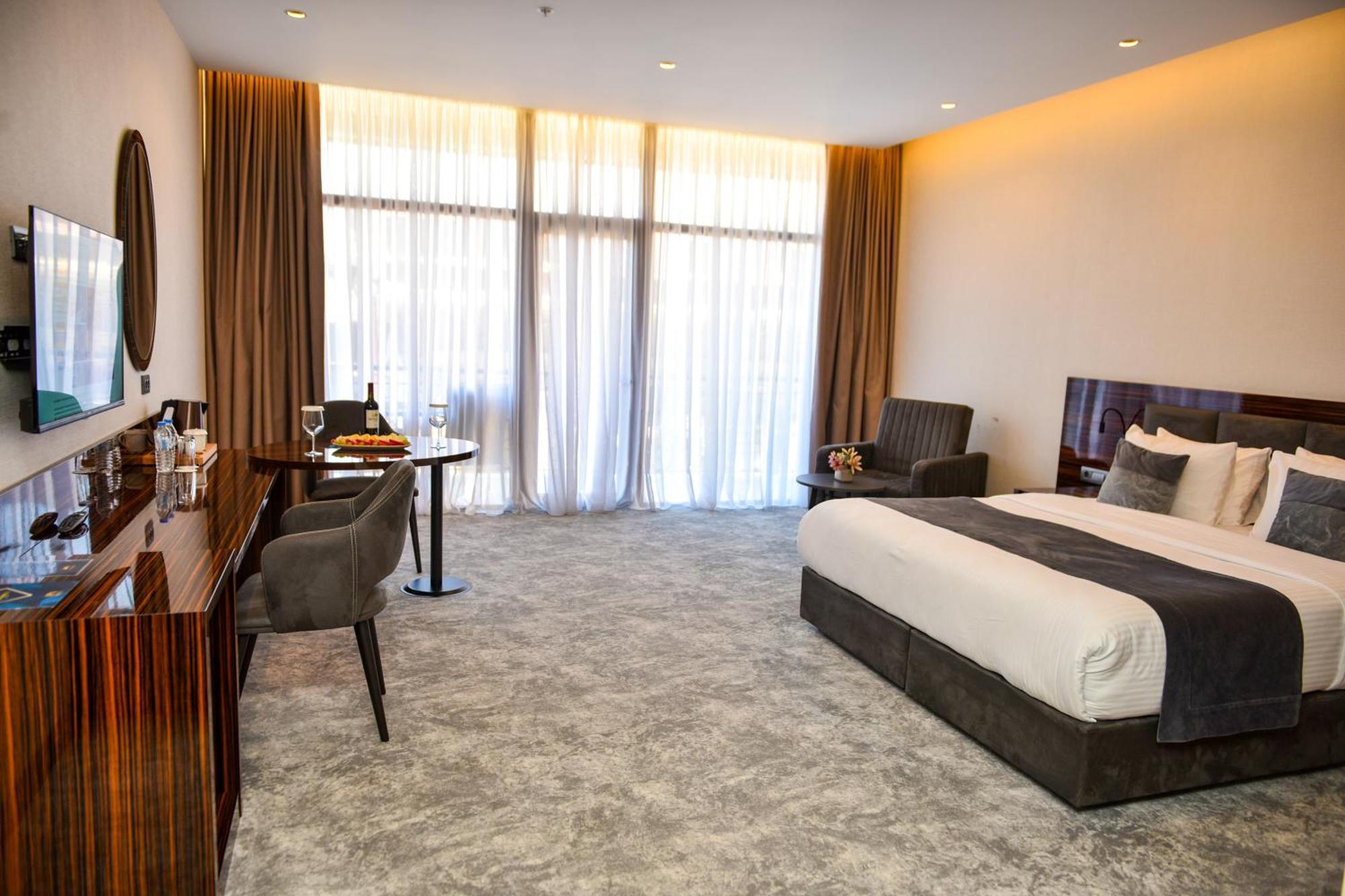 Hotel Monarch Batumi Esterno foto